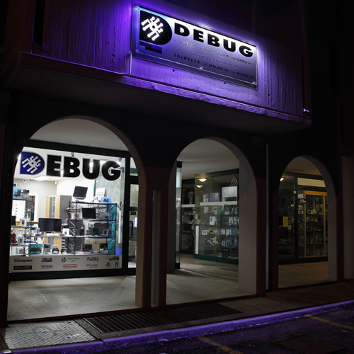 esterno negozio Debug sas di notte